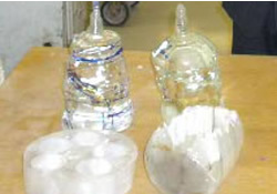 サファイア引き上げ品とインゴットを引き抜いた後の写真